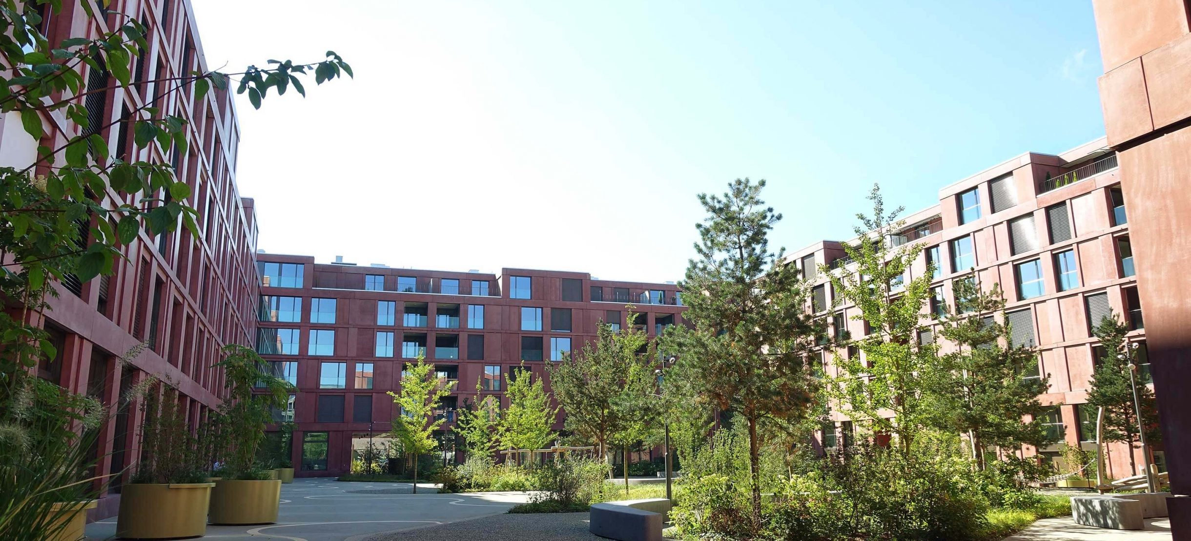 Der sonnige Innenhof der Überbauung Roy in Neuhegi.