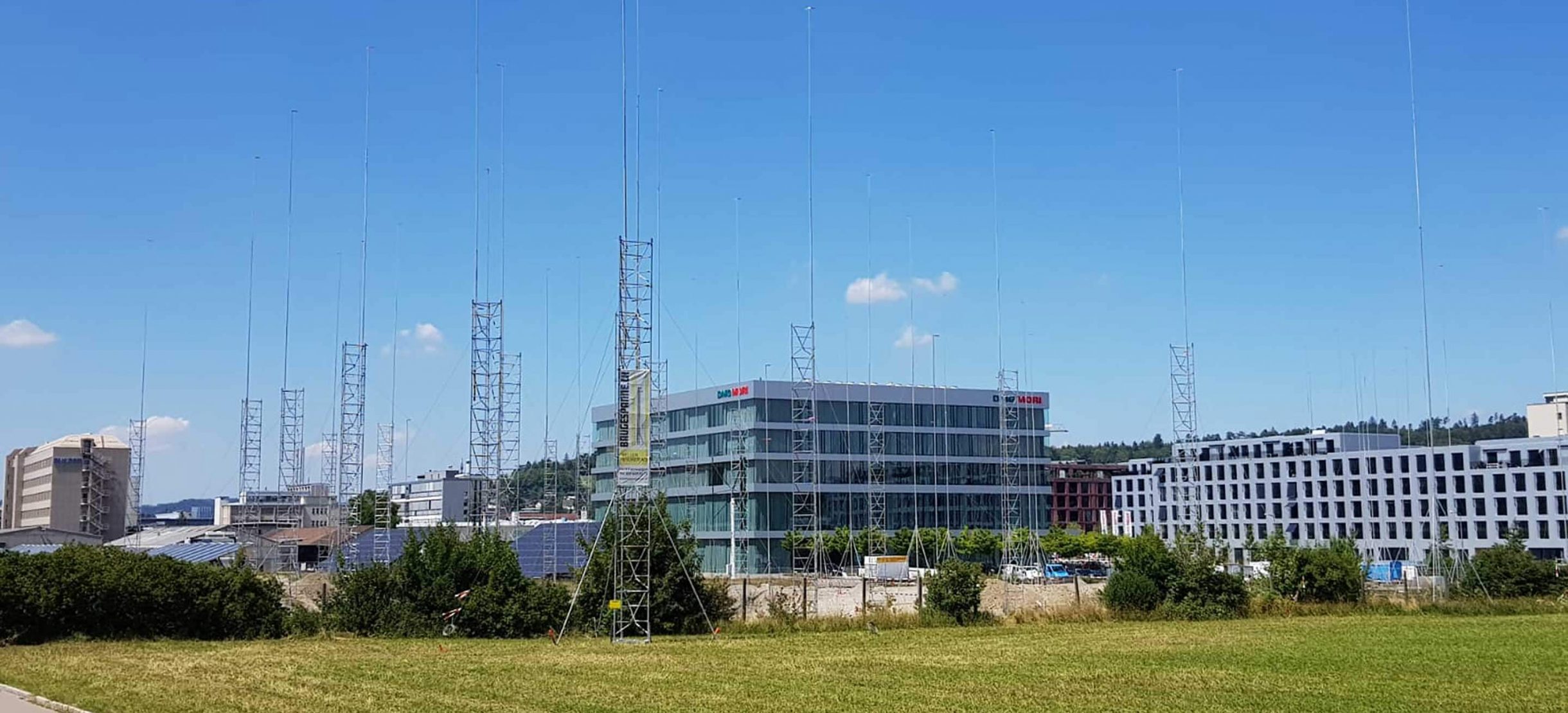 Bauvisiere, welche die geplanten Gebäude von KIM Winterthur markieren. Dahinter das Gebäude von DMG Mori.