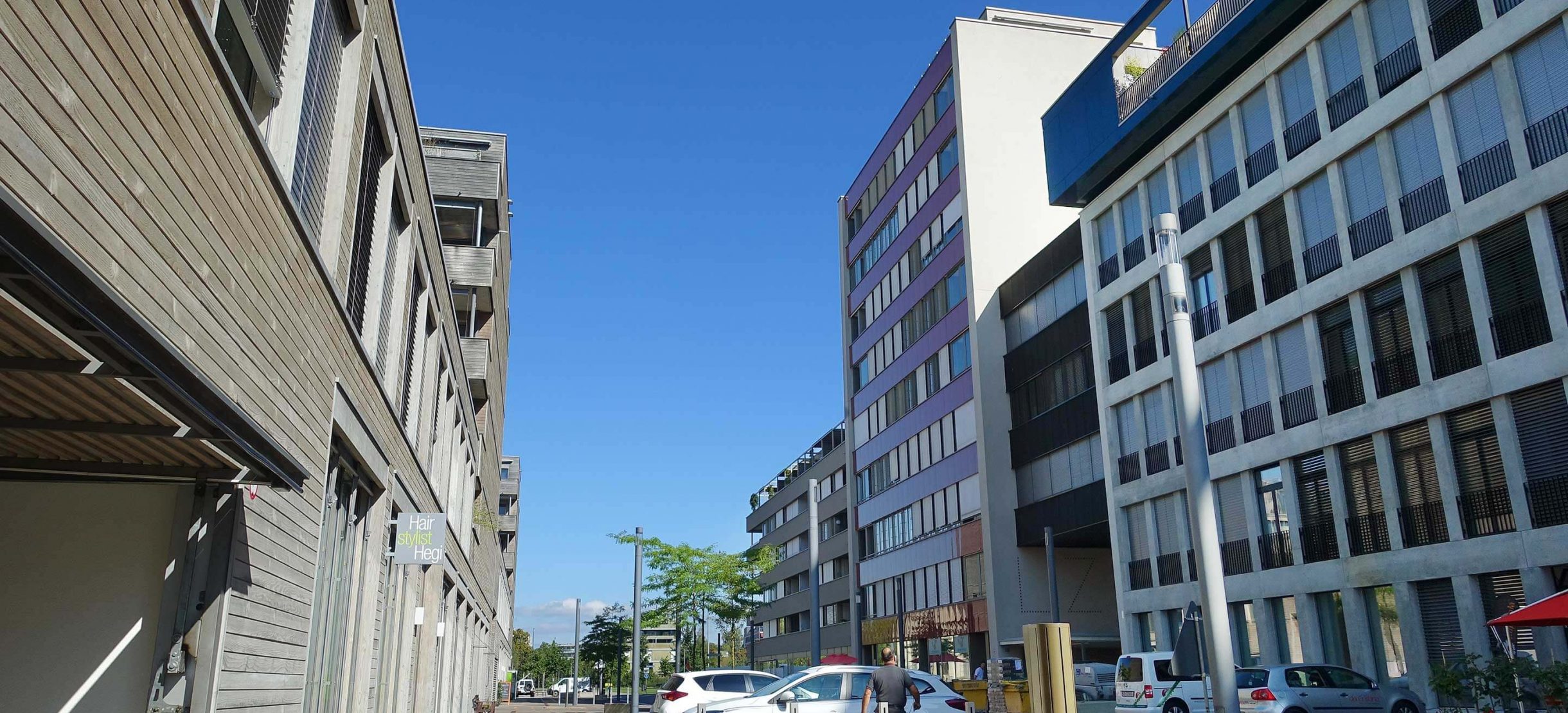 Else-Züblin-Strasse umgeben von Gebäuden links und rechts. Blick in Richtung Eulachpark und Oberwinterthur.